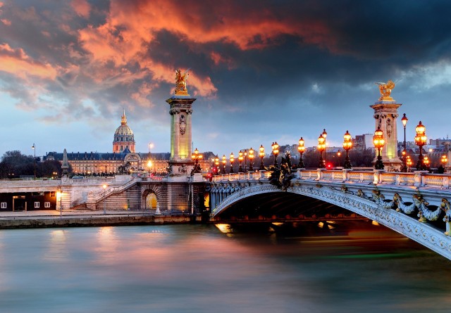 Oświetlony most Aleksandra III w Paryżu. Podobnie rzęsiście oświetlane są sklepy - a to chce zredukować francuski rząd