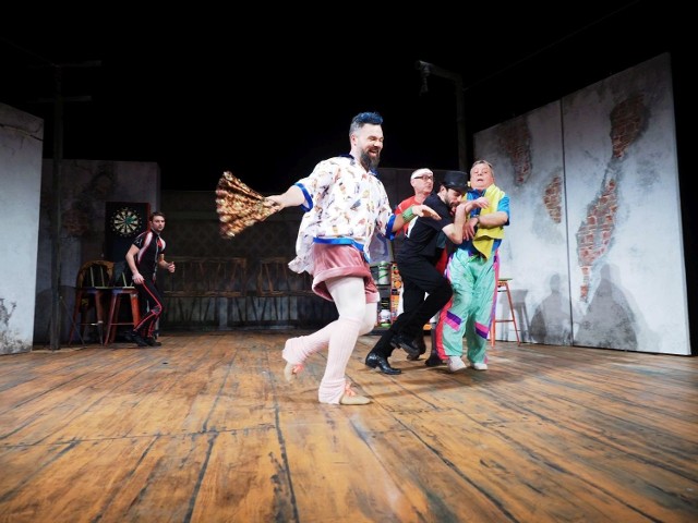 Dawid Rostkowski, białostocki tancerz, zagra w „Kogucie w rosole” Czeczena  instruktora tańca