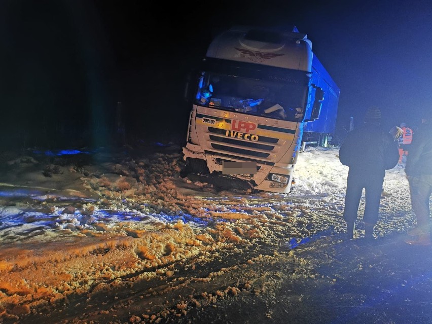 Wypadek w Dobrociechach koło Koszalina. Ciężarówka wpadła w poślizg 