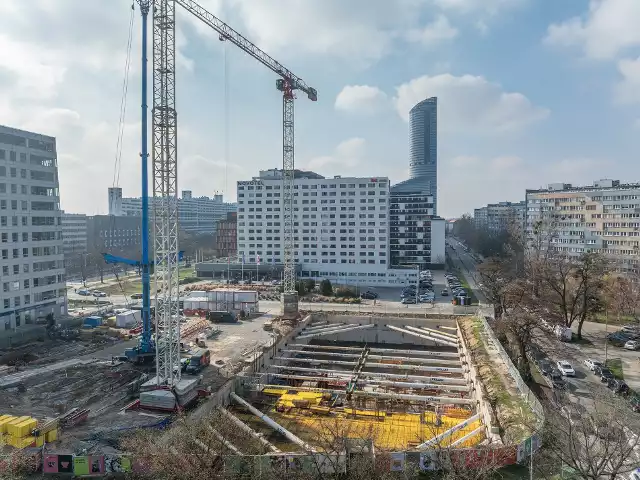 W centrum Wrocławia przy ulicy Swobodnej 60 powstają nowe biurowce. Zobacz zdjęcia z budowy tej potężnej inwestycji.