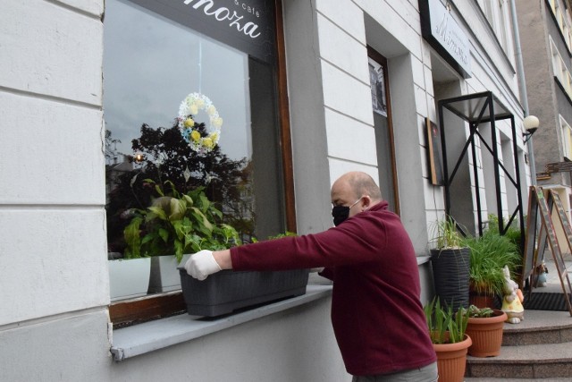 Mimoza Sports Pub & Caffe & Bistro w Bielsku-Białej. Sławomir Prorok wystawia kwiaty przed lokal. Z niecierpliwością czeka na klientówPrzesuwaj za pomocą gestów lub strzałki