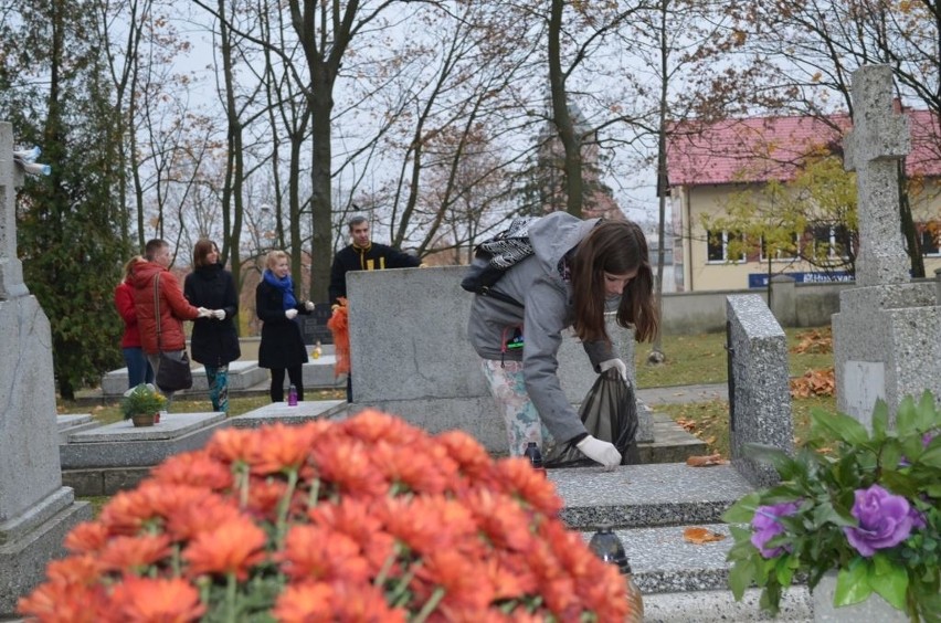 Na akcję  sprzątania cmentarza  ofiar II wojny z ZSP nr 2 w...