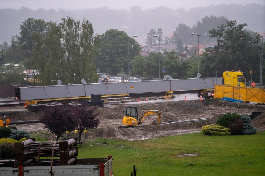 Nowy Sącz. Pierwsze elementy Mostu Heleńskiego już dotarły