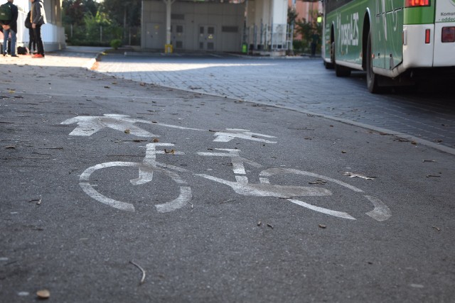 We wtorek, 4 października pan Marek został potrącony przez nastoletniego rowerzystę w centrum przesiadkowym w Zielonej Górze. I zwyzywany przez ok. 14-15-letniego rowerzystę w obecności pasażerów oczekujących na komunikację zastępczą