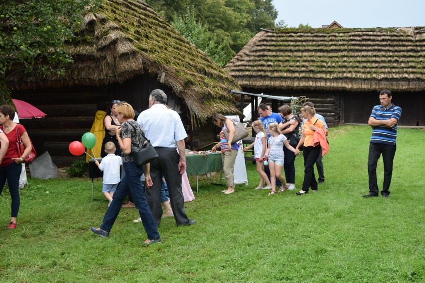 Szymbark. XV Panorama Kultur. W skansenie głośno gra muzyka, jest mnóstwo ludzi, są stoiska z rękodziełem, gospodynie częstują pysznościami