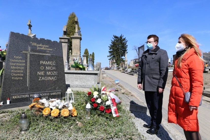W Ostrowcu i Ćmielowie uczcili pamięć ofiar zbrodni katyńskiej i katastrofy smoleńskiej (ZDJĘCIA)