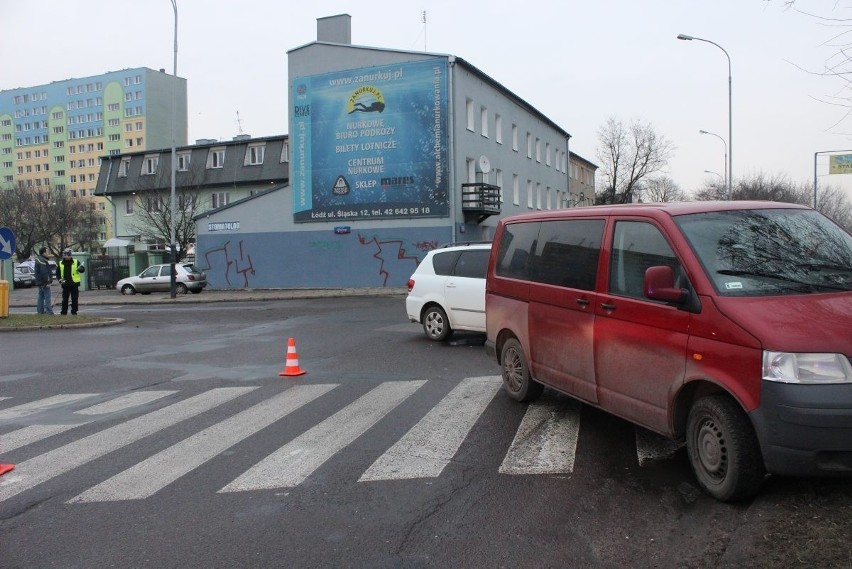 Wypadek na Śląskiej. Nie zastosował się do znaku "stop". Jedna osoba ranna [ZDJĘCIA]