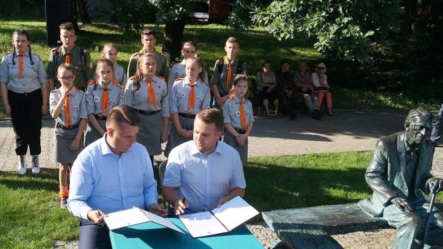 Harcmistrz Rafał Obarzanek i Marek Materek, prezydent Starachowic, podpisują porozumienie w sprawie pomnika