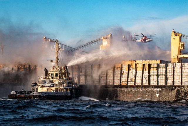 Statek towarowy Almirante Storni płonie w pobliżu wyspy Vinga w archipelagu Göteborga. Szwedzka Straż Przybrzeżna jest na miejscu z kilkoma statkami ratunkowymi w celu kontrolowania i gaszenia pożaru.