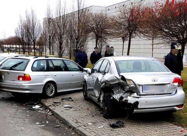 Pijany kierowca BMW na ulicy Zamenhofa w Piotrkowie staranował samochody stojące na parkingu. Policjanci zatrzymali 29-letniego piotrkowianina. Okazuje się, że wsiadł za kierownicę mimo sądowego zakazu kierowania pojazdami. Grozi mu do 2 lat więzienia.