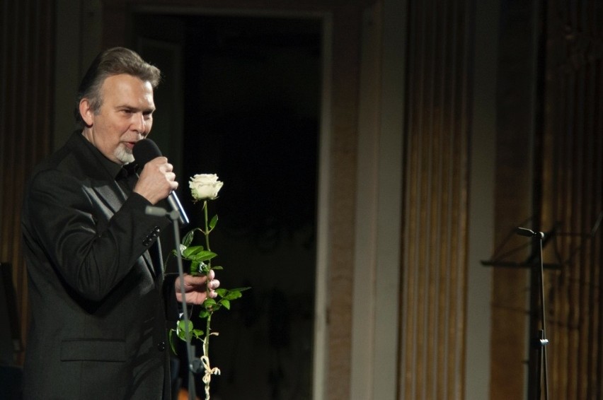 Prowadzący koncert Krzysztof Szaniecki i biała róża...
