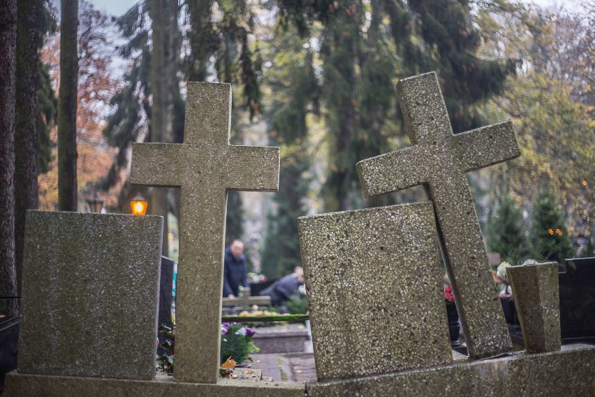 Od rana mieszkańcy Słupska i regionu odwiedzają groby...