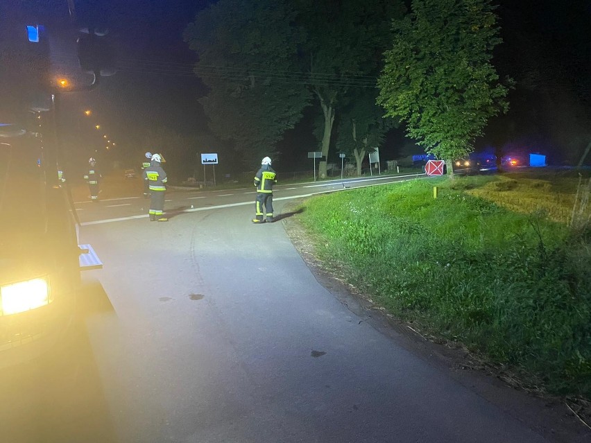 Rogienice Wielkie. Śmiertelny wypadek na DK63. Kierowca motoroweru zderzył się z osobówką i zginął na miejscu [ZDJĘCIA]