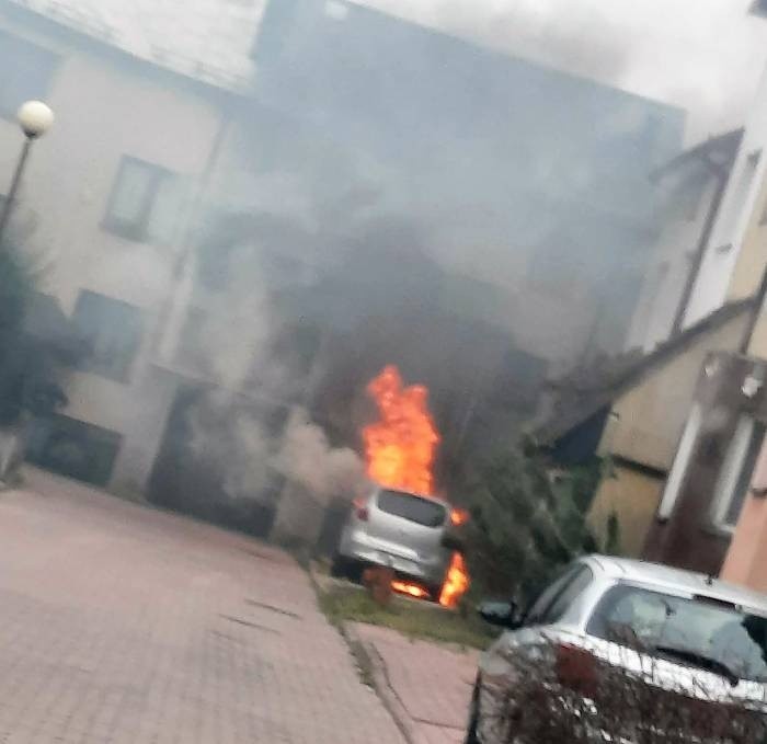 Łomża. Pożar auta na osiedlu domków jednorodzinnych. Zajęła się elewacja domu