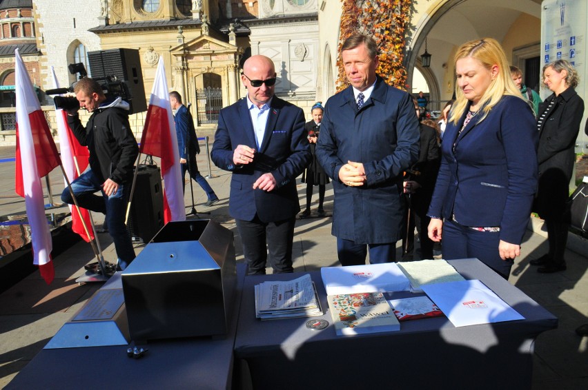 Na Wawelu zakopano kapsułę czasu. Trafiły do niej listy setki dzieci