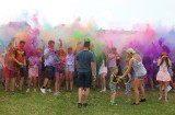 Nowy Sącz. Tłumy młodych sądeczan po raz kolejny bawiły się na Święcie Kolorów Holi na Starej Sandecji [ZDJĘCIA]