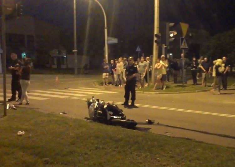 Wypadek motocyklisty. Skrzyżowanie Duboisa i Rzymowskiego. Motocyklista przeleciał kilkadziesiąt metrów (zdjęcia)