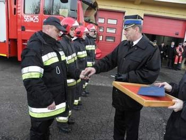 Dowódca JRG Marek Krygier - wraz ze strażakami Krzysztofem Piweckim, Radosławem Napierałą i Marcinem Pawłowskim - kluczyki odebrał od Krzysztofa Michałowskiego, wiceszefa PSP w województwie. Potem było oglądanie nowego wozu.