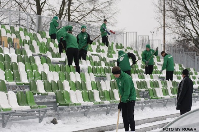 Piłkarze Warty odśnieżali "Ogródek"