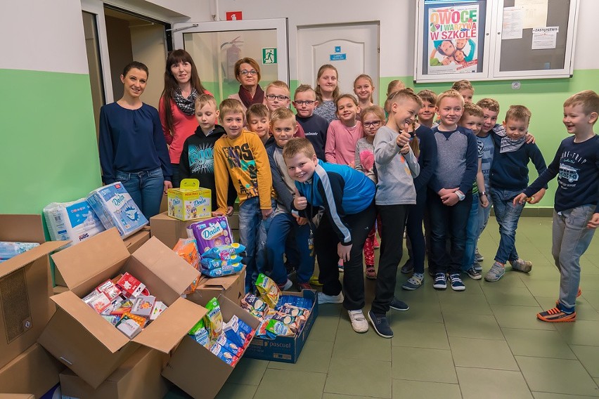 Uczniowie niosą pomoc sierotom ze Lwowa