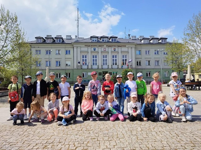 Przedszkolaki w Suchej były na wycieczce w Białobrzegach. Dzieci odwiedziły między innymi Urząd Miasta i Gminy na placu Zygmunta Starego.
