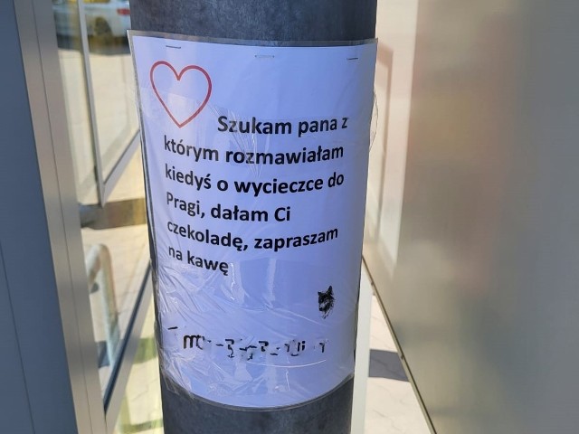 Nietypowa wiadomość na słupie w Poznaniu.