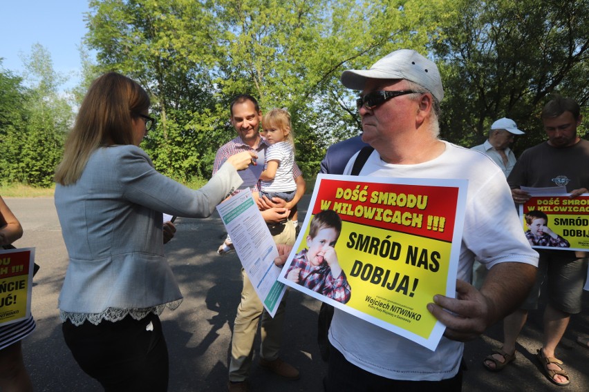 Protest mieszkańców Milowic przed bramą MPGO, w poniedziałek...