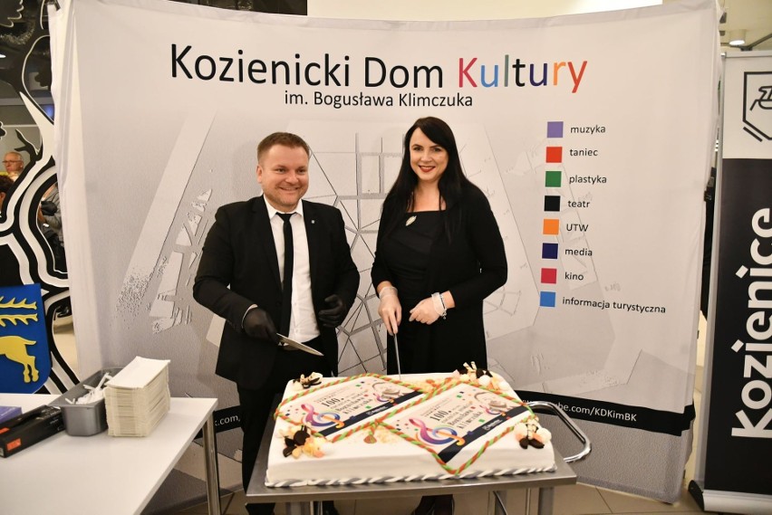Urodzinowy tort podzielili Elwira Kozłowska, dyrektor...