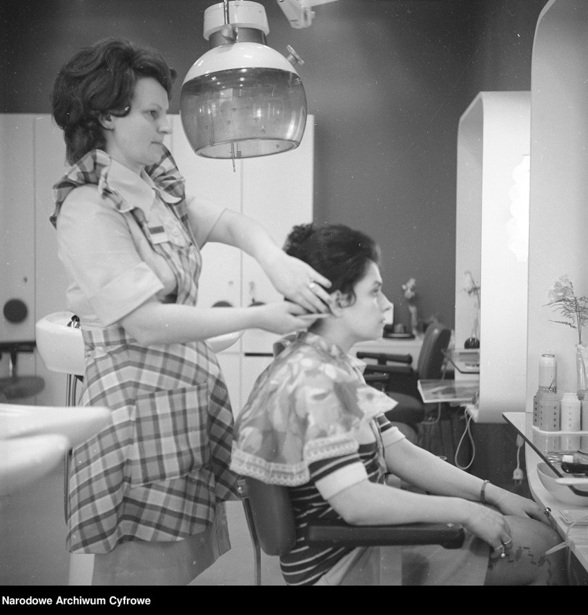Tak wyglądały salony fryzjerskie w czasach PRL? Polki zawsze...