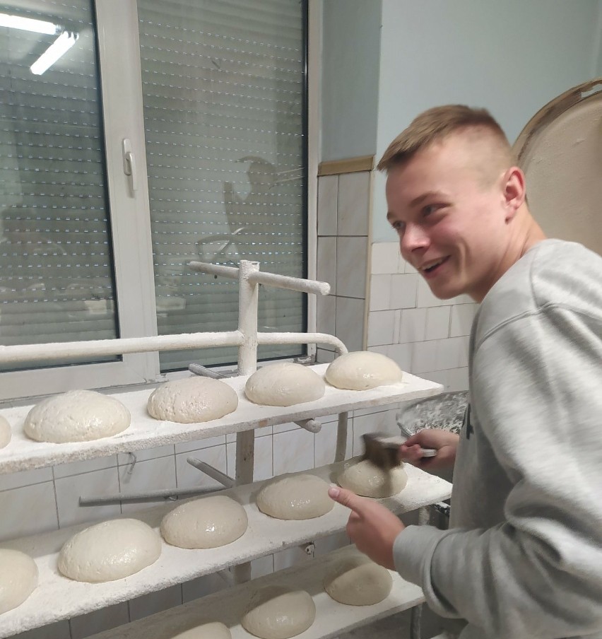 Uczniowie z Ujazdu wiedzą jak piecze się chleb. Niezwykła wycieczka do piekarni w Iwaniskach