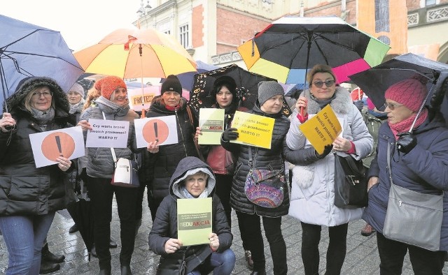 Wczoraj na krakowskim Rynku grupa rodziców i uczniów okazała wsparcie dla strajkujących nauczycieli