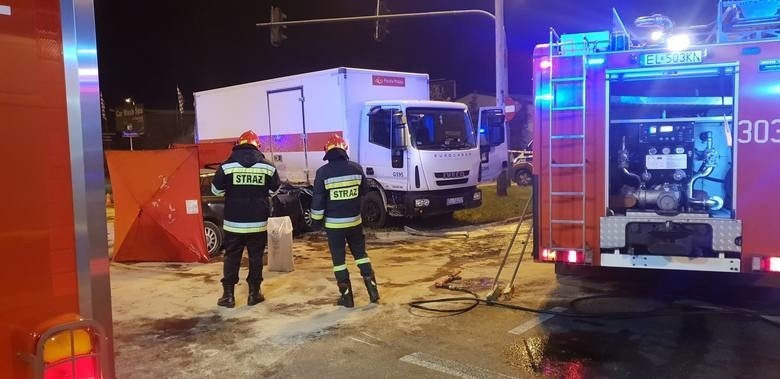 Wypadek na al. Jana Pawła II. Kierowca audi, które wjechało w półciężarówkę Poczt Polskiej, był kurierem