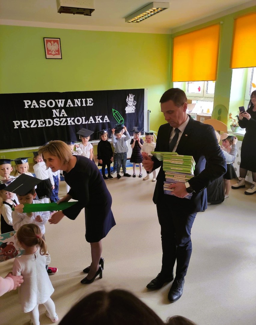 W uroczystym pasowaniu na przedszkolaka wzięło udział 21...