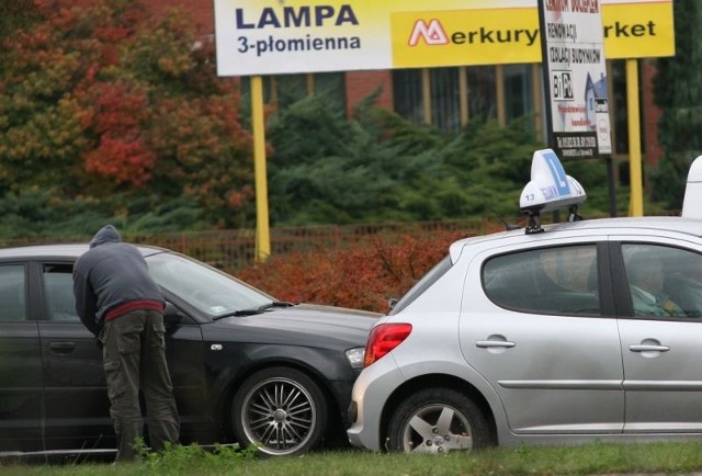 Mężczyzna utykając chodził od samochodu do samochodu, stwarzając zagrożenie. Przede wszystkim dla samego siebie.