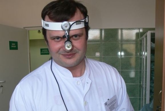 Doktor Bartłomiej Kamiński zajął trzecie miejsce w plebiscycie na Lekarza Roku 2012 w powiecie skarżyskim. Specjalizuje się m.in. w leczeniu nowotworów głowy, szyi, krtani.