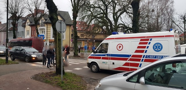 W piątkowe popołudnie na ul. 1 Maja w Białogardzie doszło do potrącenia starszej kobiety na przejściu dla pieszych. Sprawcą zdarzenia był młody mężczyzna kierujący osobowym volkswagenem. Jak powiedziała nam rzecznik prasowy KPP Białogard sierżant Joanna Krajnik, kierowca volkswagena był trzeźwy i posiadał uprawnienia do kierowania pojazdami. Starsza kobieta trafiła do szpitala.Zobacz także  Wypadek na skrzyżowaniu ul. Fałata i ul. Wańkowicza (archiwum)