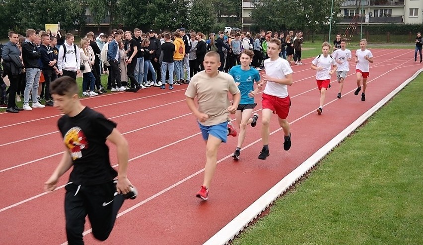 Święto Zespołu Szkół w Gorzycach. Uczniowie na sportowo uczcili pamięć patrona [ZDJĘCIA]