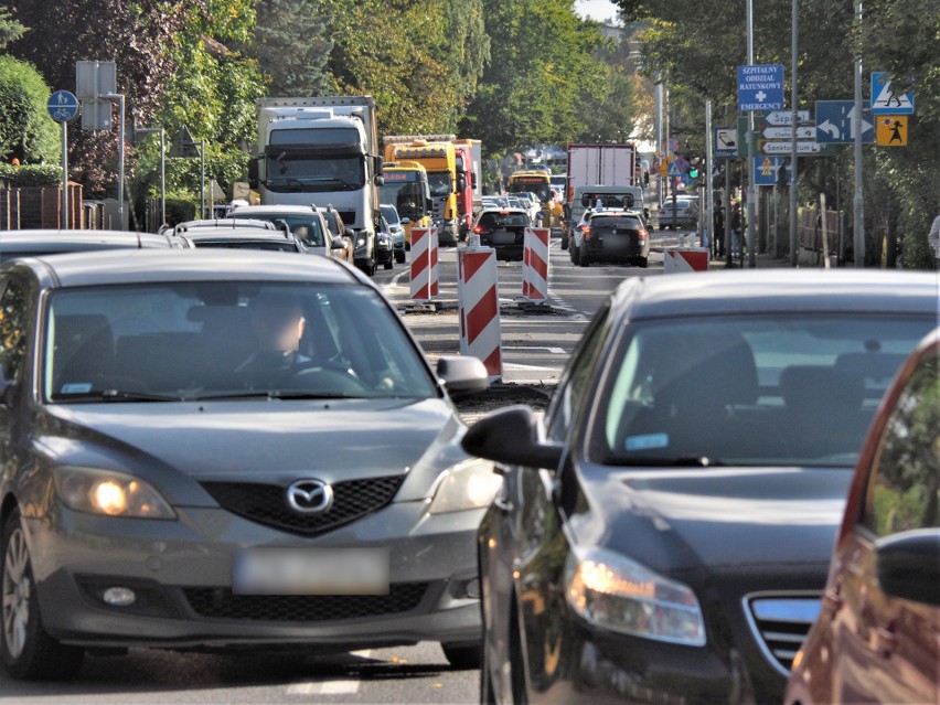 Remonty ulic w Koszalinie dają się we znaki kierowcom nie...