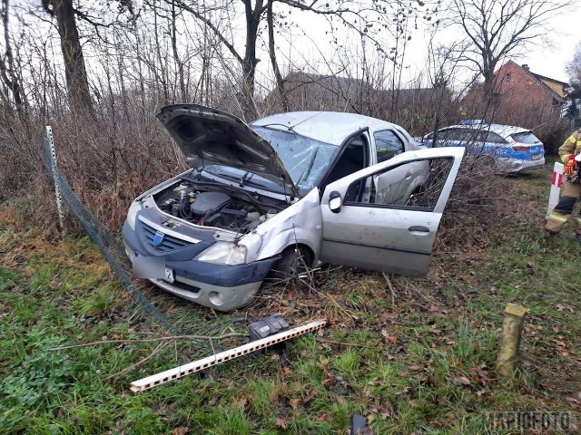 Wypadek w Gorzowie Śląskim. Dacia wypadła z drogi i dachowała na drodze krajowej nr 45