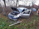 Wypadek w Gorzowie Śląskim. Dacia wypadła z drogi i dachowała na drodze krajowej nr 45 [ZDJĘCIA]