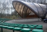 Muszlę koncertową w Ogrodzie Saskim niedawno remontowano, a dach nadal przecieka