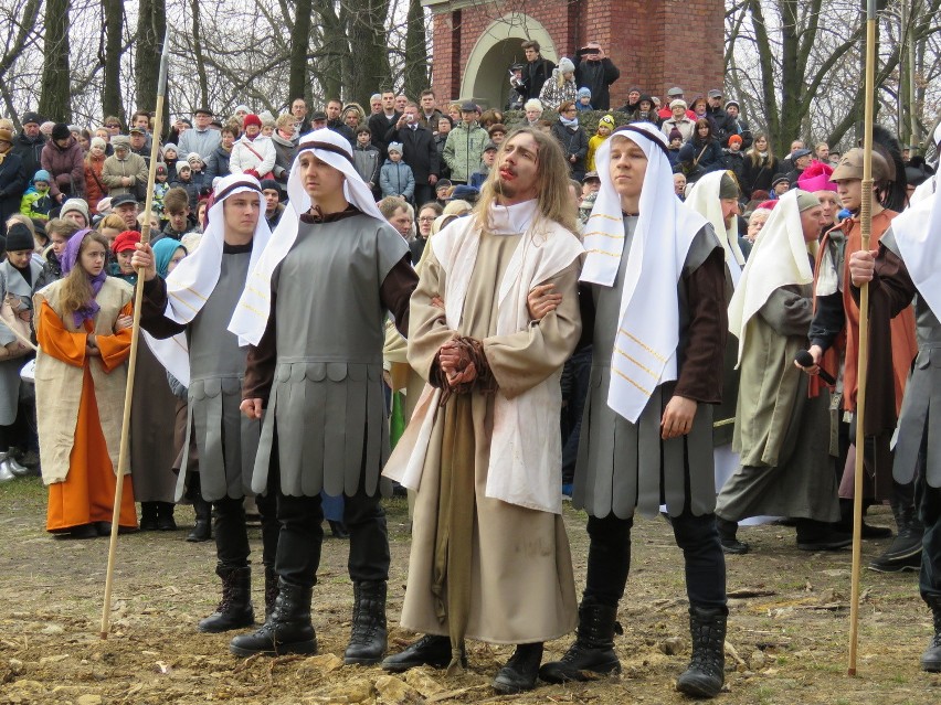 Tysiące wiernych na Misterium Męki Pańskiej na piekarskiej kalwarii [ZDJĘCIA, WIDEO]