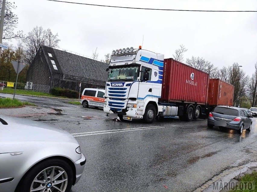 Zderzenie ciężarówki i samochodu osobowego w Opolu.