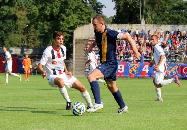 Ostatni mecz Odry z Ruchem Zdzieszowice w Opolu - lato zeszłego roku. Odra wygrała 2-1. Z prawej kapitan Ruchu Łukasz Damrat, obok obrońca Odry Adrian Droszczak.