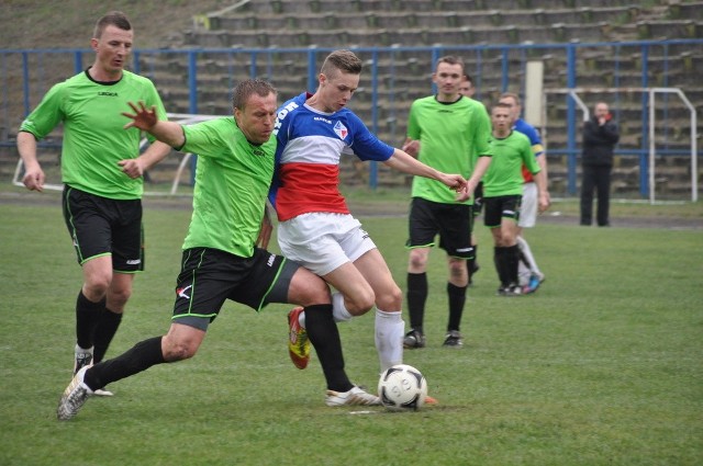 Wiosną w Skarżysku Granat wygrał w trzeciej lidze z Łysicą 5:1, jedną z bramek zdobył dla gospodarzy Dawid Smolarczyk (w niebiesko-biało-czerwonym stroju). Na pierwszym planie walczy z nim czołowy zawodnik bodzentynian Dariusz Kozubek.