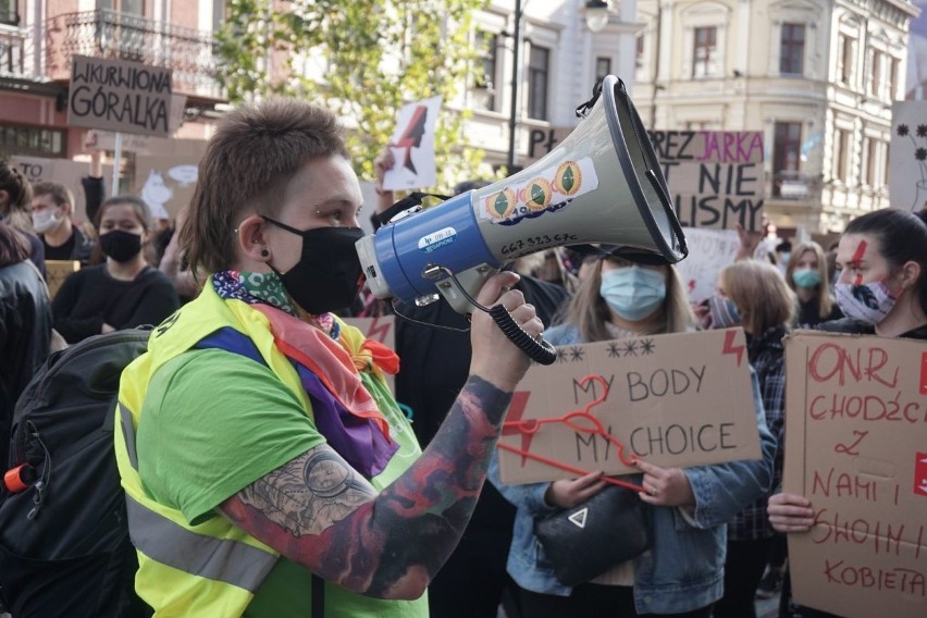 Protest kobiet w Łodzi. [28.10.2020] Dziś wiele kobiet nie poszło do pracy. Kilkanaście tysięcy osób manifestowało dziś w Łodzi! ZDJĘCIA