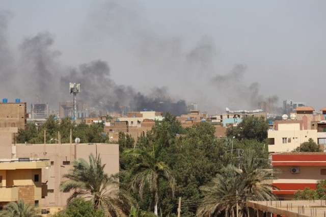 Sudańska armia poinformowała w piątek wieczorem, że zgadza się na trzydniowy rozejm w trwających od niemal tygodnia walkach z paramilitarnymi Siłami Szybkiego Wsparcia (RSF).