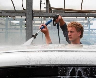 Niebezpieczne dla karoserii jest mycie auta w temp. poniżej -10 st. C Fot. Peugeot