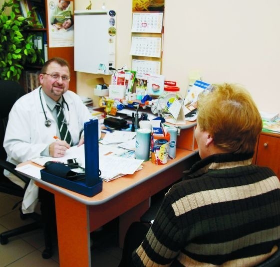- To jeszcze nie grypa, ale pacjentów z infekcjami wirusowymi mamy już coraz więcej - mówi dr Piotr Szczesiul z przychodni przy ul. Witosa