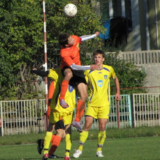 Piłkarze Ostrovi (pomarańczowe koszulki) wznieśli się na wyżyny umiejętności i wyraźnie pokonali wymagającego przeciwnika.
